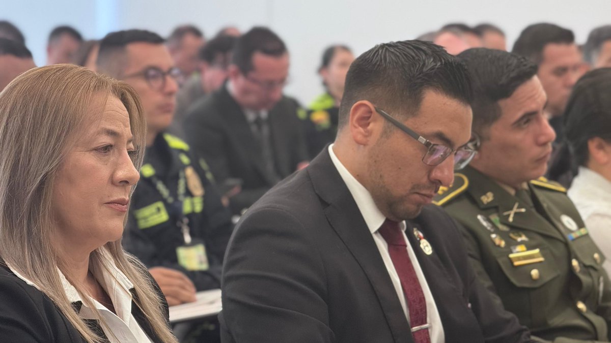 SENABogotaDC's tweet photo. #AEstaHora Nuestro director, Gerardo Arturo Medina Rosas, participa en el conversatorio liderado por la Mesa Sectorial de Administración de Justicia, aportando su visión para fortalecer los estándares y competencias funcionales del servicio de policía. https://t.co/CzmQEMVvW5