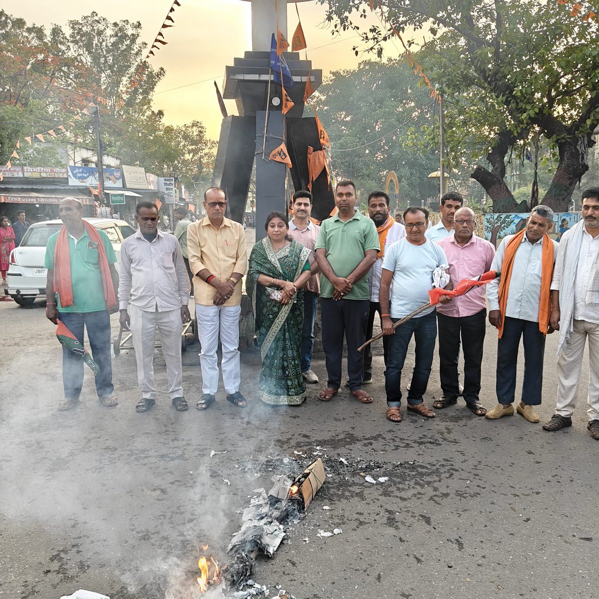 AnamikaDevi19's tweet photo. चतरा, सिमरिया
चतरा जिले के सिमरिया मंडल में आज महिलाओं के 33% आरक्षण बिल के सदन में पारित न हो पाने के विरोध में जन आक्रोश रैली, पदयात्रा एवं पुतला दहन कार्यक्रम आयोजित किया गया। यह कार्यक्रम महिलाओं के अधिकार और सम्मान के समर्थन में एक प्रभावी पहल के रूप में सामने आया। https://t.co/S7G4u2SYwl