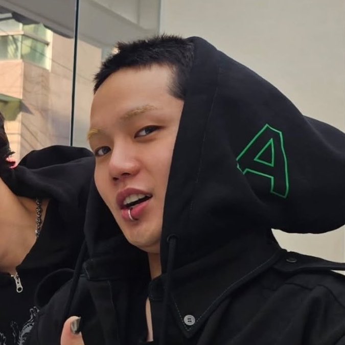 ahh so handsome with his current growing hair >3<