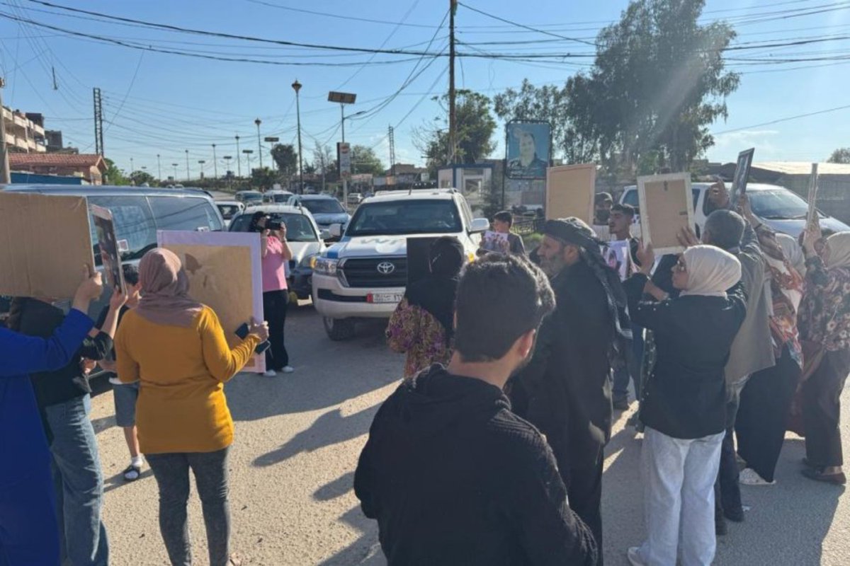 🟠Families protest in #Qamishlo for prisoner release

🔵Families of prisoners in the city of Qamishlo protested in front of United Nations vehicles, calling for effective action on the issue of prisoner release.

🌐More (hawarnews.com/en/families-pr…)

🔔 HAWAR NEWS AGENCY #ANHA