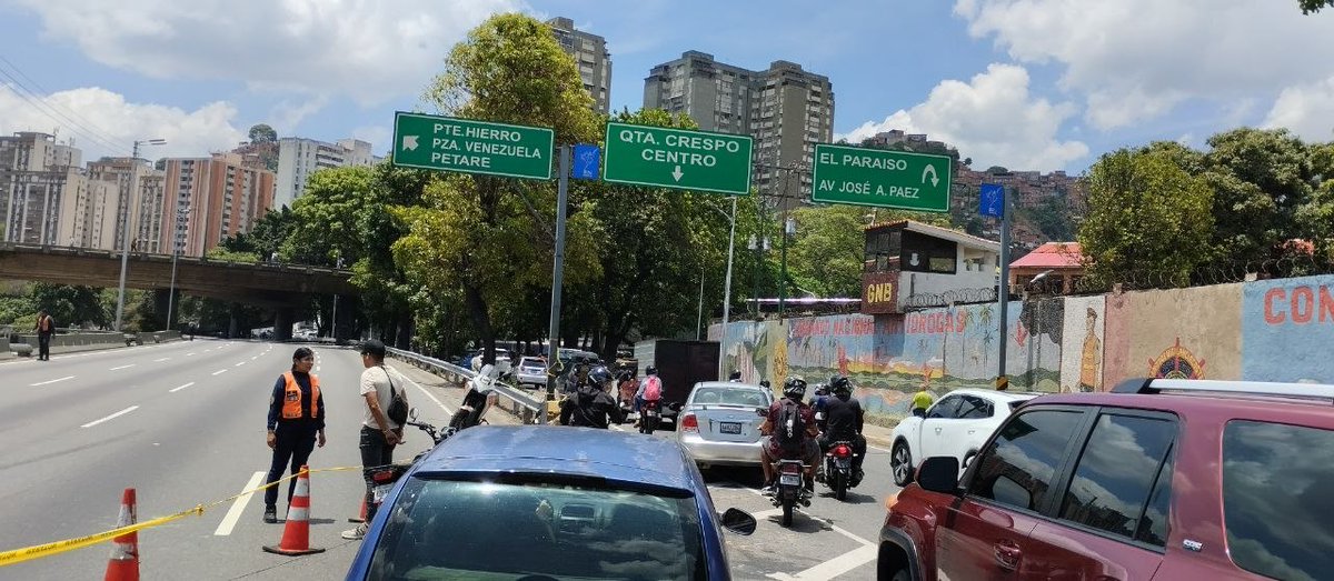 CaleidoHumano's tweet image. #29Abr | GNB y PNB mantienen un despliegue masivo en puntos estratégicos para evitar que la movilización de los trabajadores, para exigir ajuste salarial, respeto de los derechos laborales y libertad sindical, logre avanzar hacia el Palacio de Miraflores. #Caracas