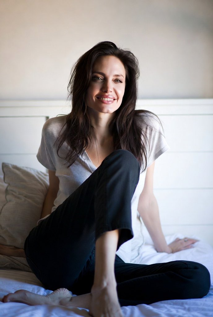 Angelina Jolie tweet media
