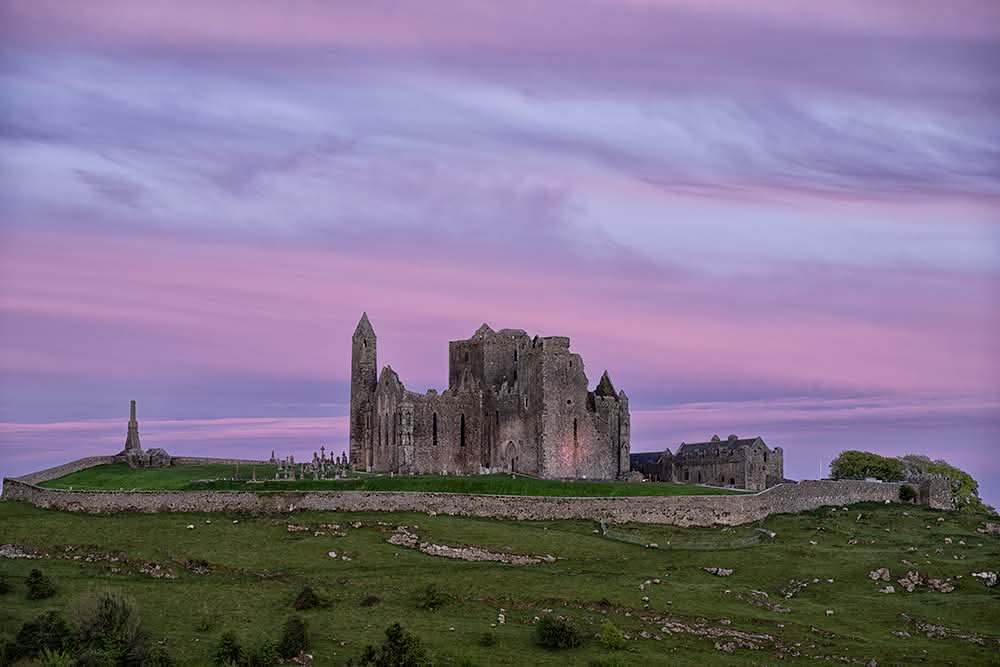 ThisIsIreland3's tweet image. Last nights sunset over the Rock of Cashel &amp;amp; Hore Abbey, just wow 🏰🌄

📍 County Tipperary - Éire 🇮🇪

📸 David Courtenay

#Tipperary #Ireland #Rockofcashel #Sunset #HoreAbbey