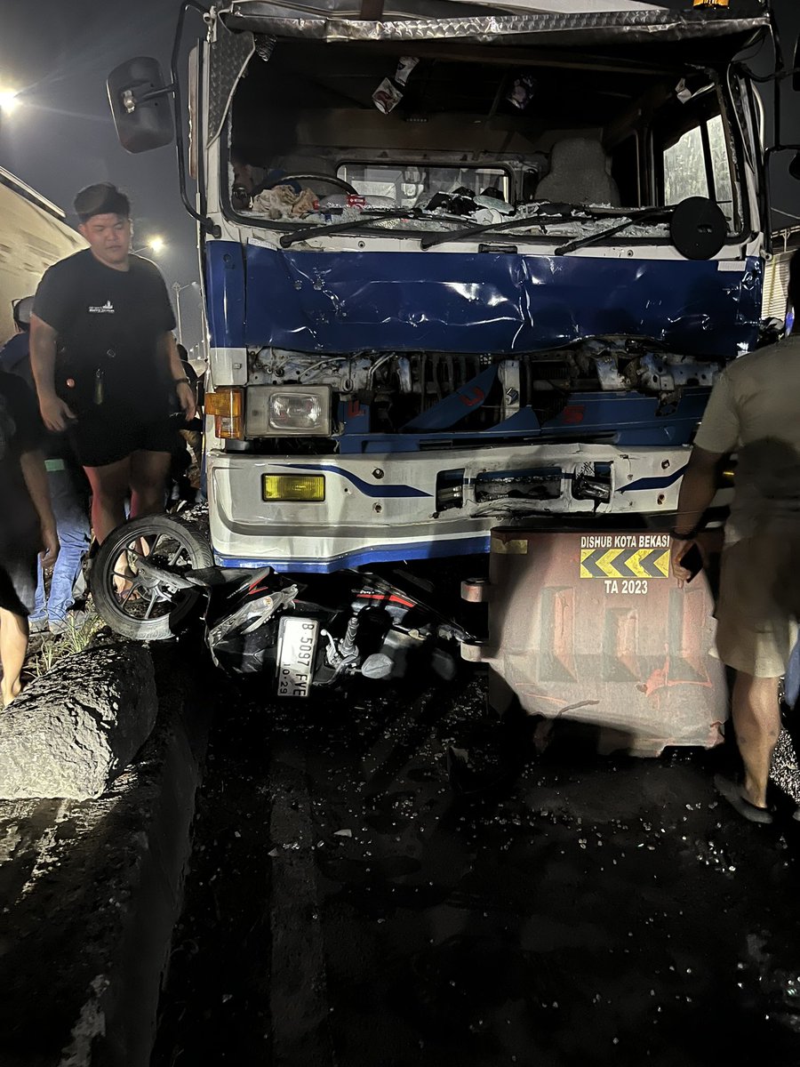 kommsusertodd's tweet photo. BREAKING:

Terjadi laka di flyover Cipendawa, 1 orang md, dan 1 masuk ke rumah sakit. Kronologi dari orang sekitar, korban (motor) tergencet diantara 2 truk. 1 Truk membawa alat berat (penabrak), 1 truk sampah (yg ditabrak). Semoga para korban diterima disisinya

@txtdrbekasi https://t.co/qAtFM0yJgC