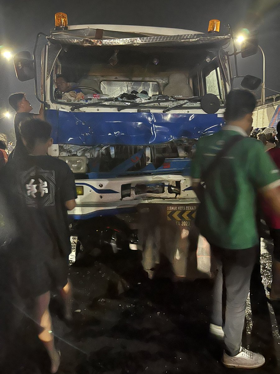 kommsusertodd's tweet photo. BREAKING:

Terjadi laka di flyover Cipendawa, 1 orang md, dan 1 masuk ke rumah sakit. Kronologi dari orang sekitar, korban (motor) tergencet diantara 2 truk. 1 Truk membawa alat berat (penabrak), 1 truk sampah (yg ditabrak). Semoga para korban diterima disisinya

@txtdrbekasi https://t.co/qAtFM0yJgC