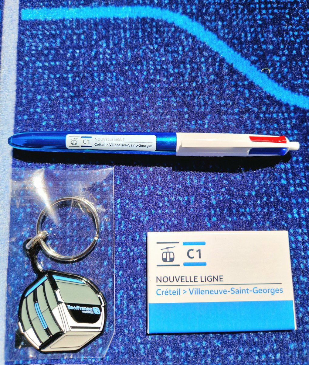 sgenmobilite's tweet photo. Merci pour les goodies ! 🤩🙏🏽 @MarneSeine_IDFM @MLV_IDFM @IDFmobilites #creteilpointedulac #cablec1 #creteil #villeneuvesaintgeorges #doudou #idfm #telepheriqueurbain #paris #cablecar https://t.co/mSzrvVTbcz