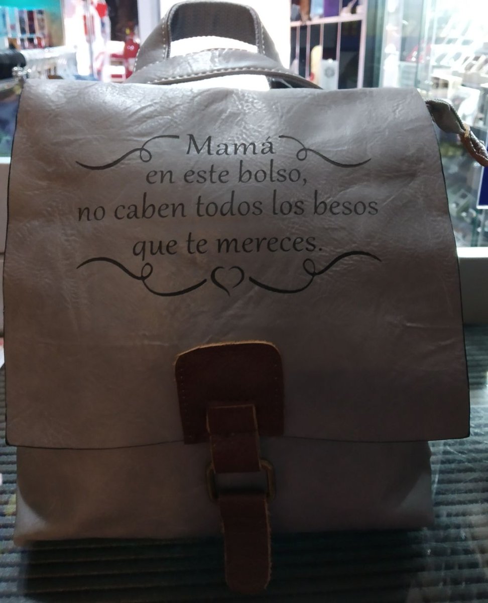 RegaloSur's tweet photo. Descubre nuestra mochila convertible en bolso bandolera, grabada con un mensaje lleno de cariño:
👜 "Mamá, en este bolso no caben todos los besos que te mereces"
Además, disponemos de carteras a juego con esta y otras bonitas frases dedicadas a mamá 💖 https://t.co/YIjtCAa2HL