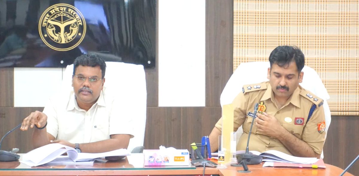 sitapurpolice's tweet photo. #DM_SITAPUR व #SP_SITAPUR द्वारा कानून व्यवस्था के सम्बन्ध में आयोजित समीक्षा बैठक के दौरान सभी सम्बन्धित अधिकारियों को भूमि विवाद सम्बन्धी प्रकरणों का त्वरित निस्तारण, सड़क सुरक्षा के सम्बन्ध में प्रभावी कार्यवाही सुनिश्चित करने आदि के सम्बन्ध में आवश्यक निर्देश दिए गए। https://t.co/lmvvDQbzqZ