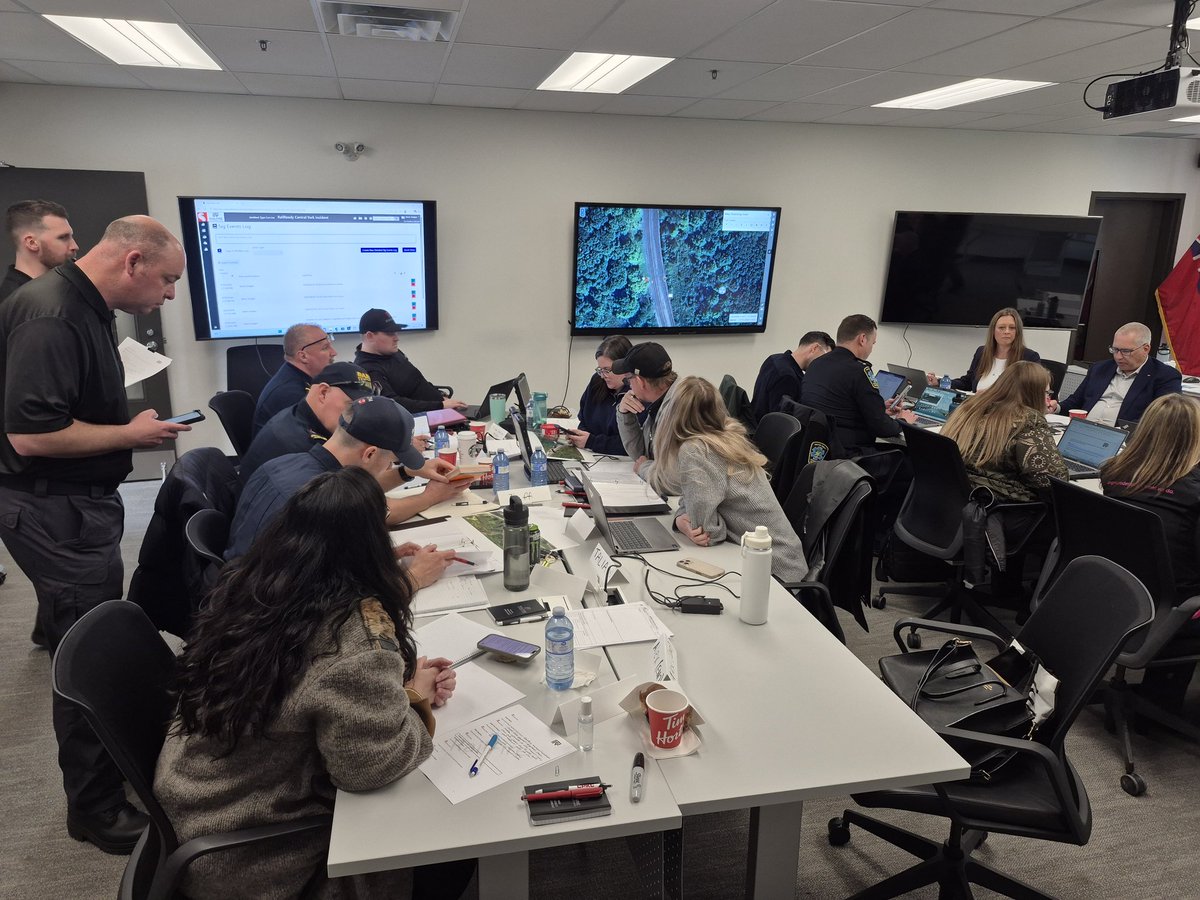 RailfireI33928's tweet photo. An incredible day yesterday for RailReady Class 001!!  A Big Thank You to @CentralYorkFire for hosting the training.

Thank you @PreparedON
@CPKCrail @CNRailway @HaltonMedics @Barrie_Fire for taking part in the training!   A great collaboration of minds and insights.
#railready https://t.co/ZaI6aTdQOc