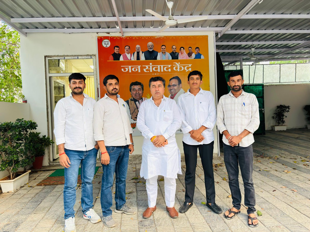 आज जयपुर स्थित राजकीय आवास पर जनसुनवाई के दौरान आमजन से संवाद कर उनकी समस्याओं एवं सुझावों को गंभीरता एवं संवेदनशीलता के साथ सुना। प्रत्येक प्रकरण के त्वरित एवं संतोषजनक समाधान हेतु संबंधित अधिकारियों को आवश्यक दिशा-निर्देश प्रदान किए।

माननीय मुख्यमंत्री श्री <a href="/BhajanlalBjp/">Bhajanlal Sharma</a> जी के