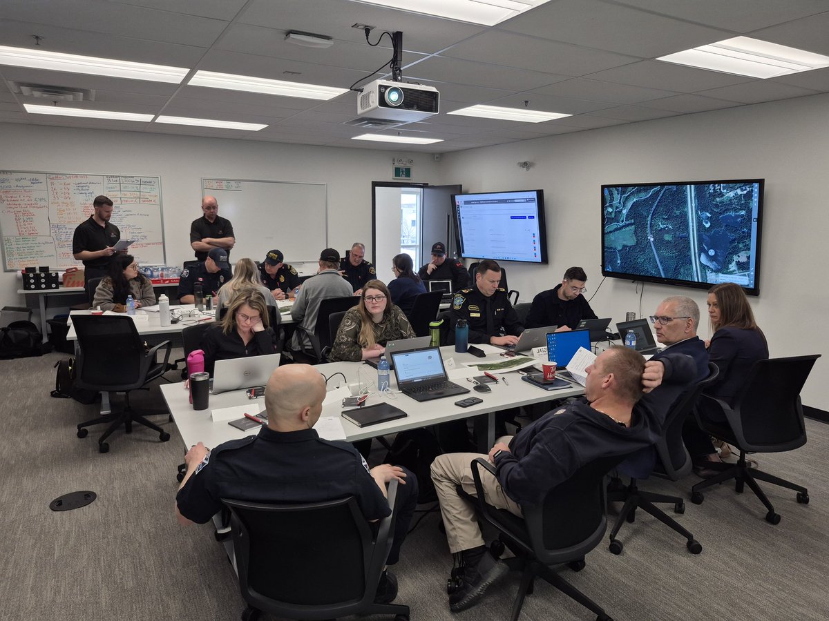 RailfireI33928's tweet photo. An incredible day yesterday for RailReady Class 001!!  A Big Thank You to @CentralYorkFire for hosting the training.

Thank you @PreparedON
@CPKCrail @CNRailway @HaltonMedics @Barrie_Fire for taking part in the training!   A great collaboration of minds and insights.
#railready https://t.co/ZaI6aTdQOc