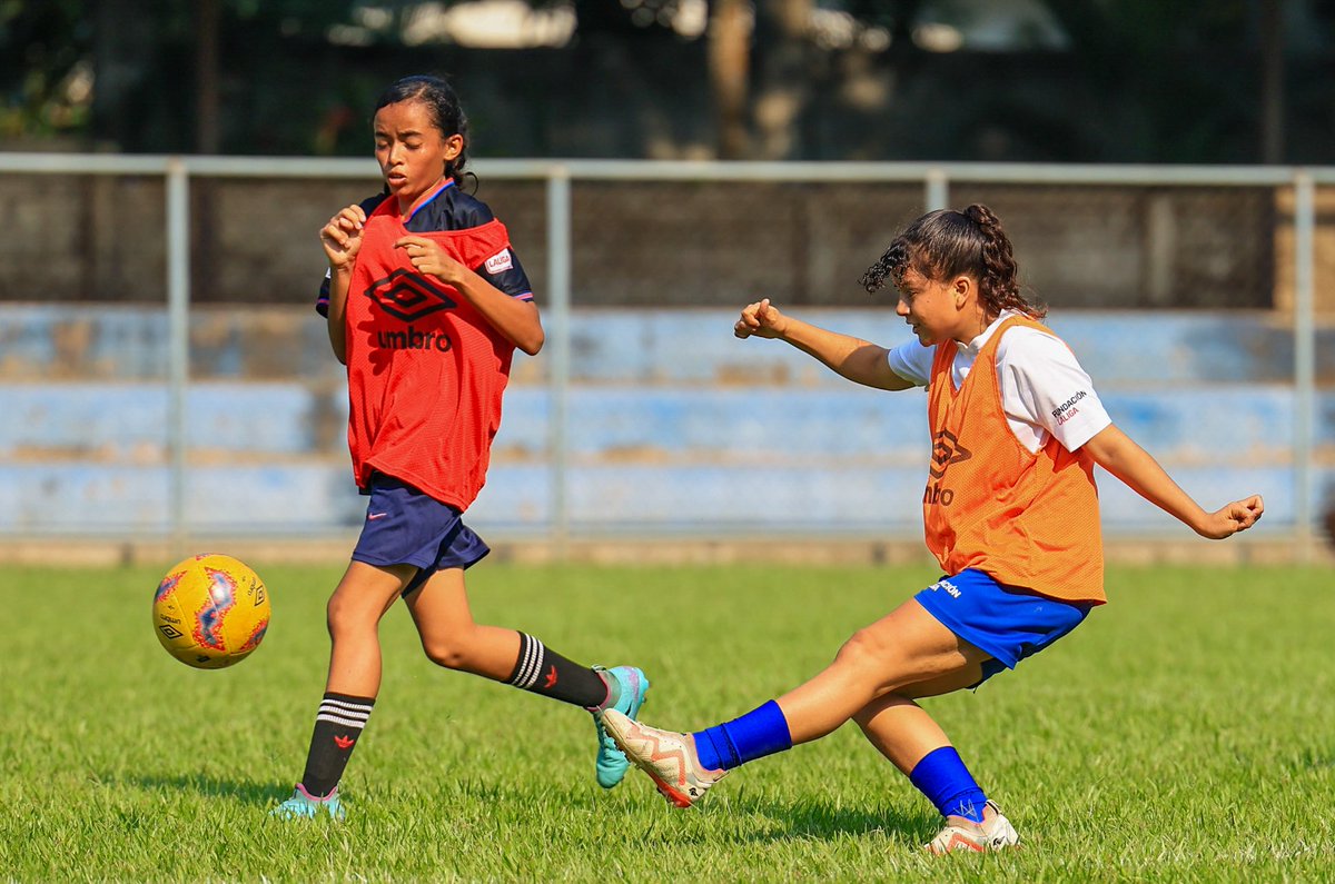 LaSelecta_SLV's tweet photo. Continuaron las visorias lideradas por Debbie Gómez en el Estadio Concepción de Batres, en Usulután, donde 32 niñas buscan un lugar en las selecciones Sub-13, Sub-15 y Sub-17. 🇸🇻⚽ https://t.co/0IKrUlQ53H
