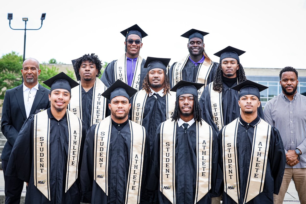 BamaStateFB's tweet image. Proud to celebrate our student-athletes at the Senior Brunch as they prepare to graduate from Alabama State University on May 8th. 🐝🎓 

#SWARMAS1 x #ENDURE x #SWAC x #HBCUFootball