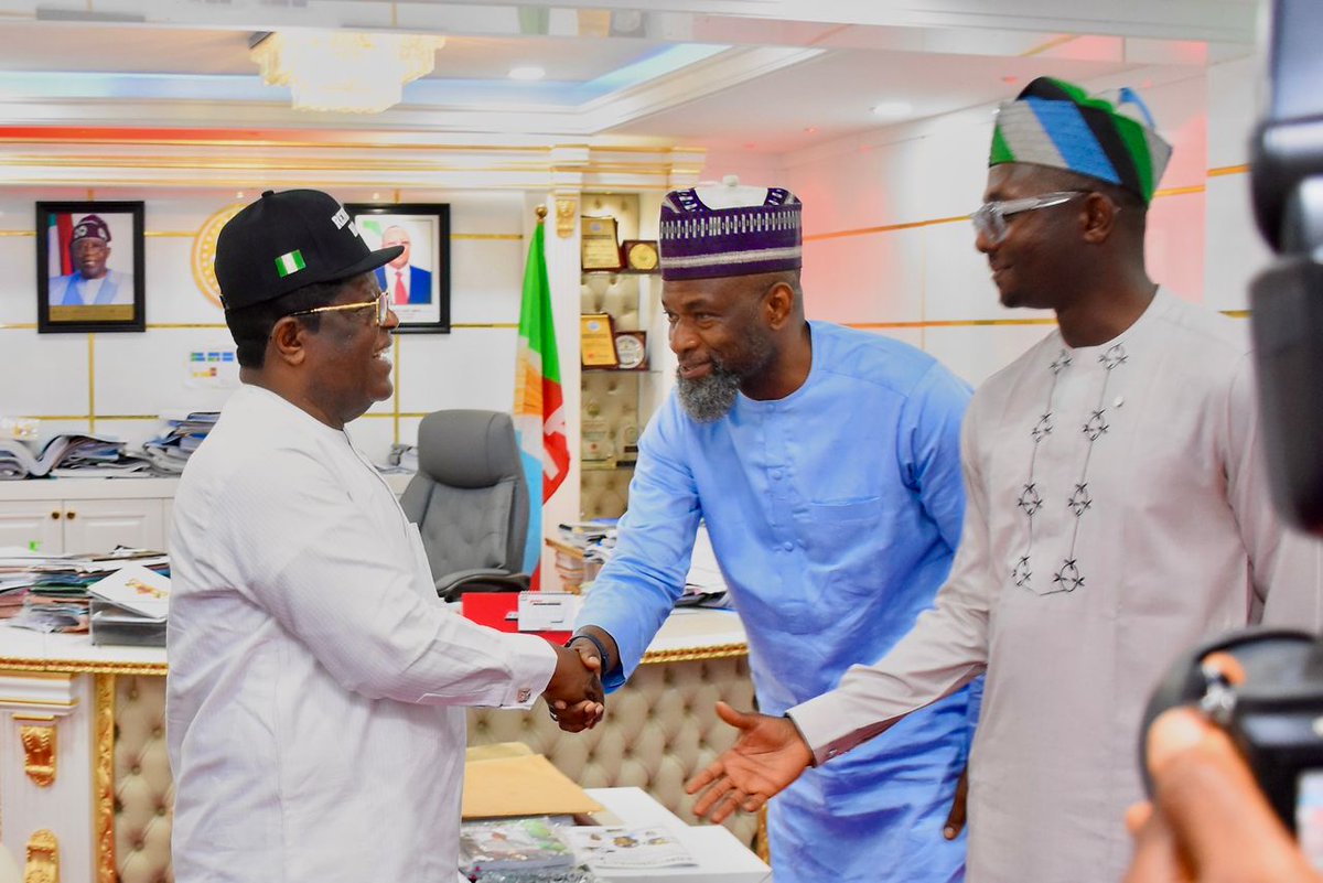 ImaAkpanAkpan's tweet photo. UMAHI RECEIVES NEW NLNG CEO, ANNOUNCES PRESIDENT’S APPROVAL FOR DUALISATION OF ROAD LINKING BODO-BONNY TO EAST-WEST ROAD
#MinisterDavidUmahi
#MinistryOfWorks
#FederalGovtOfNigeria
#AkwaIbomFieldSupervision https://t.co/l6S9JCUgGf