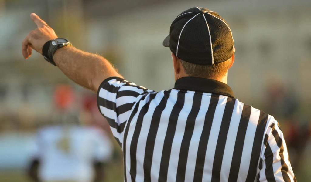 VDGSports's tweet photo. Over the decades, the NFL has introduced numerous significant rule changes that have profoundly shaped the way the game is played and experienced by both players and fans.

Read more 👉 https://t.co/oHFWvXsLtL

#NFL #CompleteGuide https://t.co/hTW4sf2qEO