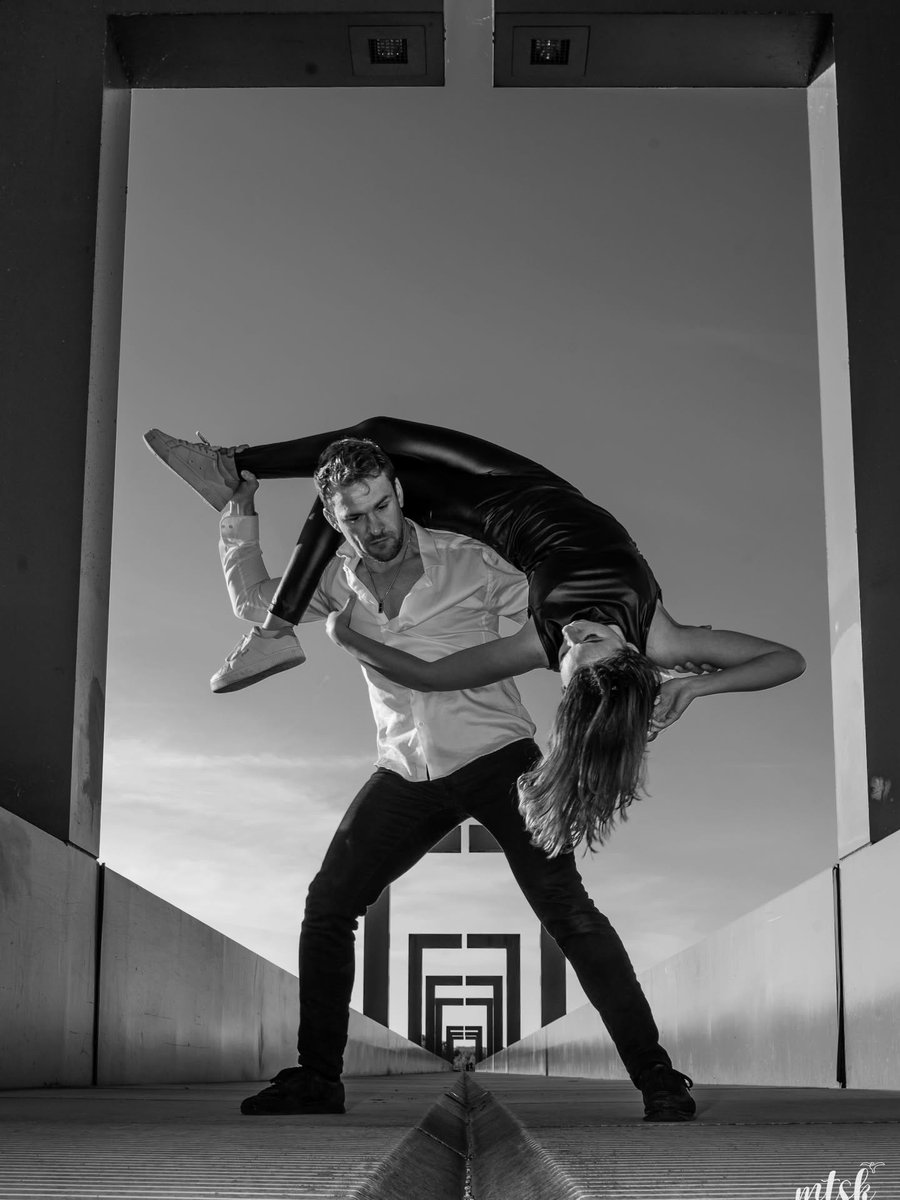 CergyPontoise95's tweet image. #JeudiPhoto | Noir &amp;amp; blanc sur la passerelle rouge 🤍
Un duo en mouvement, des portés impressionnants, des lignes graphiques… Entre danse et architecture, la passerelle devient une scène à ciel ouvert ✨
📸 Merci à mtsk_ofc qui offre un regard nouveau sur ce lieu emblématique 😍