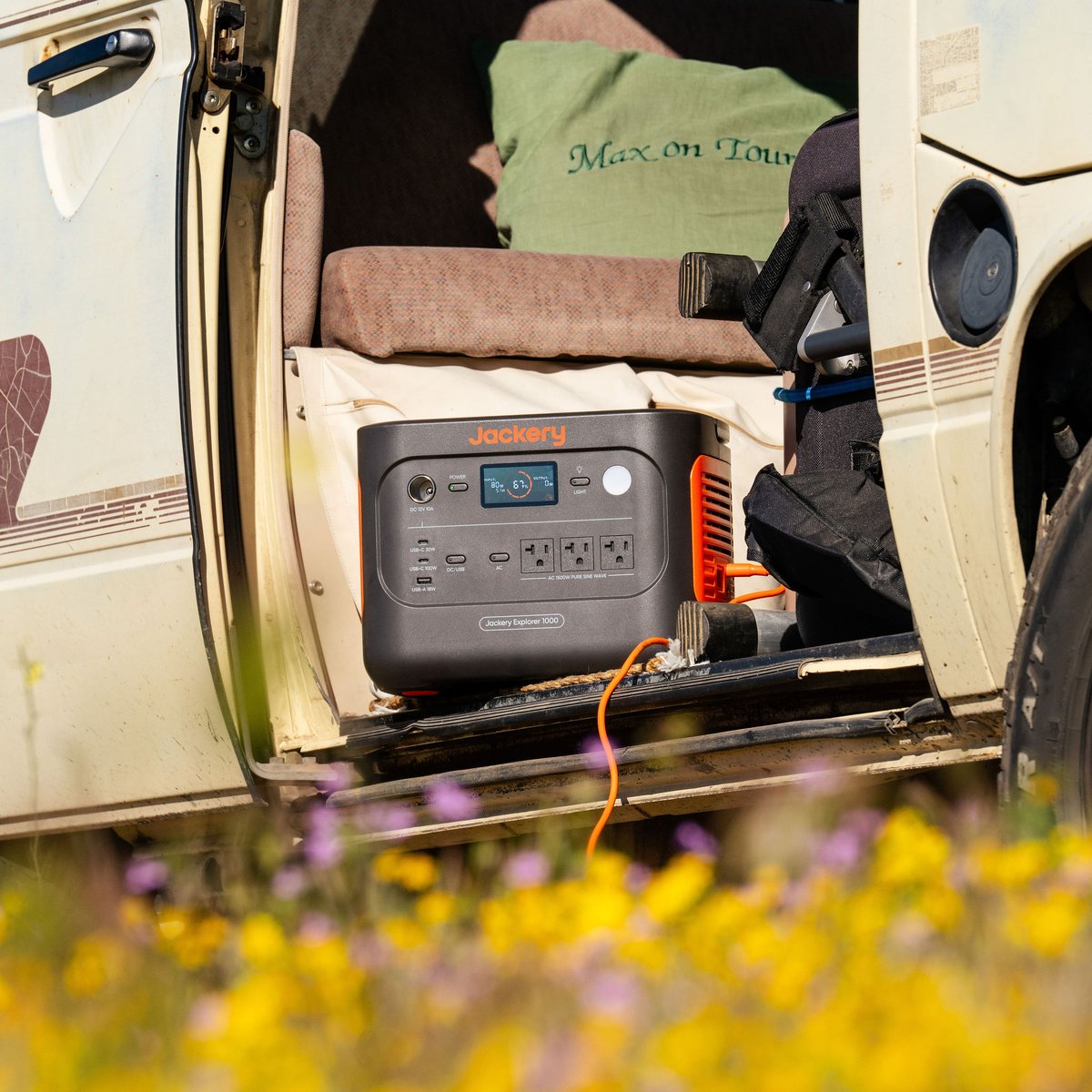 jackeryinc's tweet image. Focus on the petals, not the battery percent. 🌸🔋
Van life means waking up in a sea of orange.
Tag a friend you’d take on this flower road trip! 🚐🧡

#Jackery #PortablePowerStation
#VanLife #Outdoor #OffGridLiving #GoldenHour