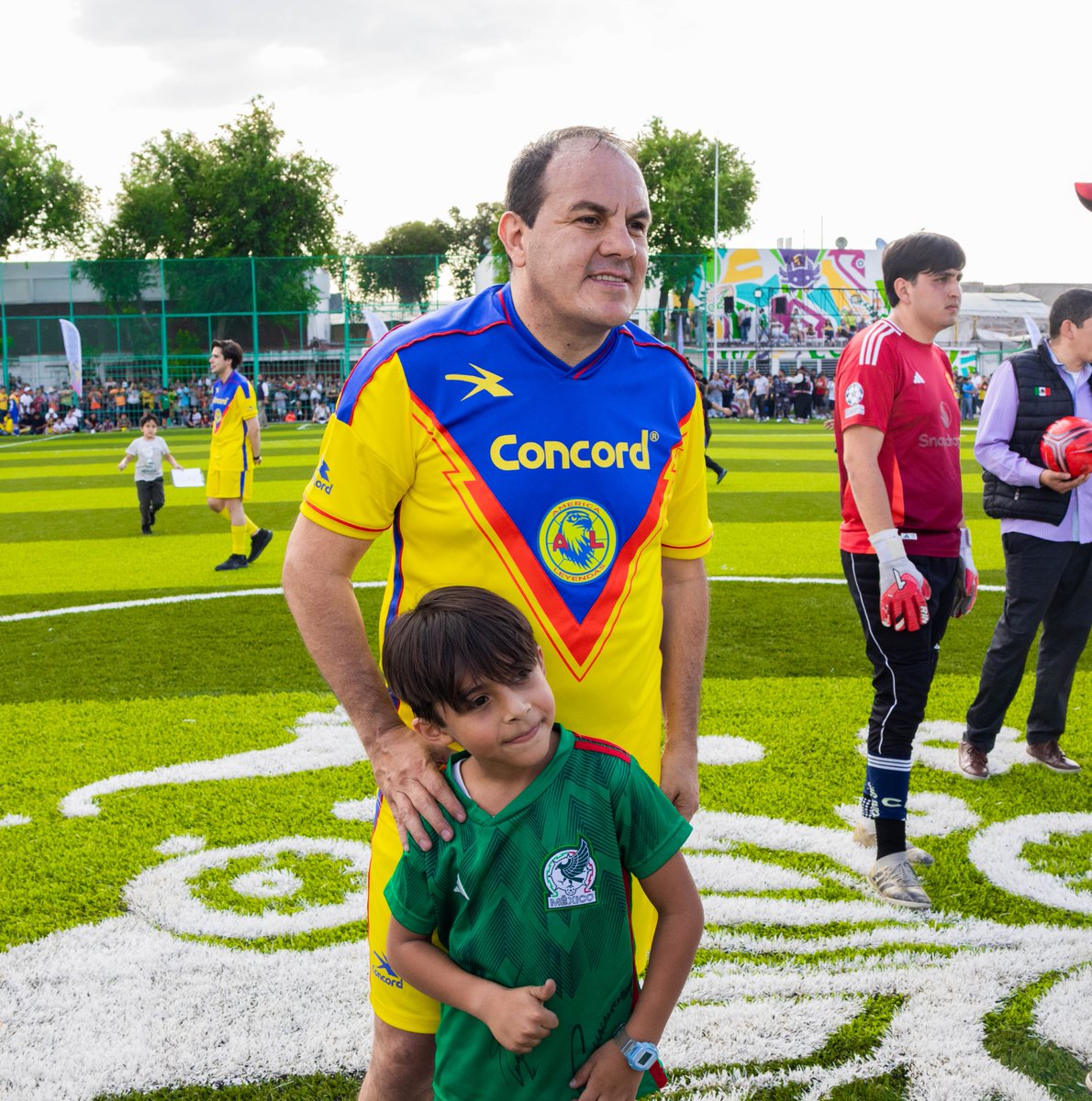 cuauhtemocb10's tweet image. Hoy, en el Día de la #Niña y del #Niño, quiero reconocer a todas las niñas y niños que estuvieron presentes en el partido de leyendas en mi querido #Tepito. 🙌⚽

Ver sus sonrisas, su emoción y sus ganas de jugar te recuerda por qué el deporte es tan importante desde la infancia.