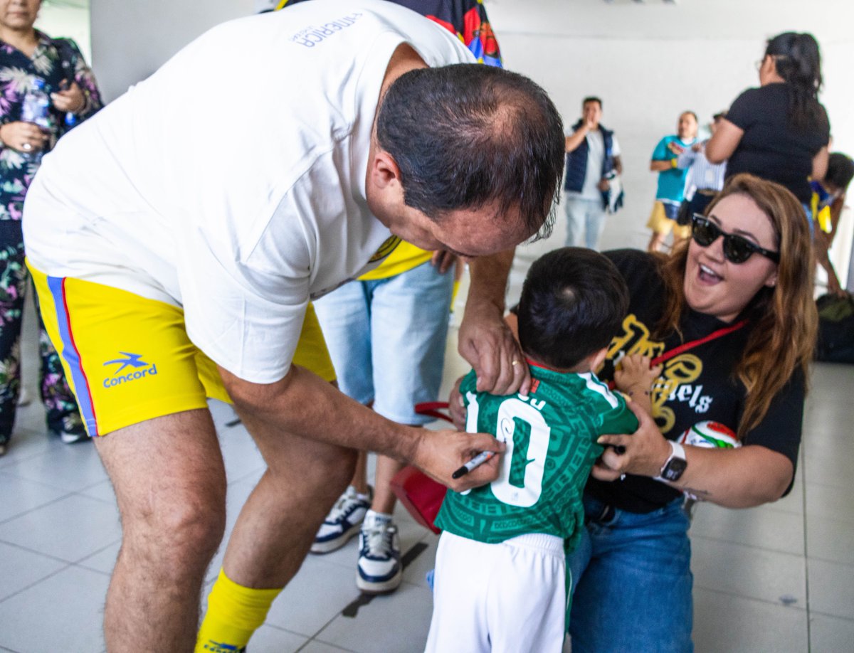 cuauhtemocb10's tweet image. Hoy, en el Día de la #Niña y del #Niño, quiero reconocer a todas las niñas y niños que estuvieron presentes en el partido de leyendas en mi querido #Tepito. 🙌⚽

Ver sus sonrisas, su emoción y sus ganas de jugar te recuerda por qué el deporte es tan importante desde la infancia.