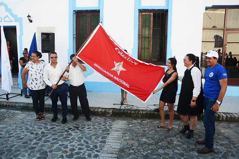 CMKXDigital's tweet image. Entrega la bandera colectivo Vanguardia Nacional a la dirección de Correos en #Bayamo.
El acto estuvo encabezado por @BarceloOrt92635, primera secretaria del Comité provincial del #PCC en Granma, y la gobernadora @YanetsyTerry
FUENTE | ACN Granma
#Cuba
#LaPatriaSeDefiende