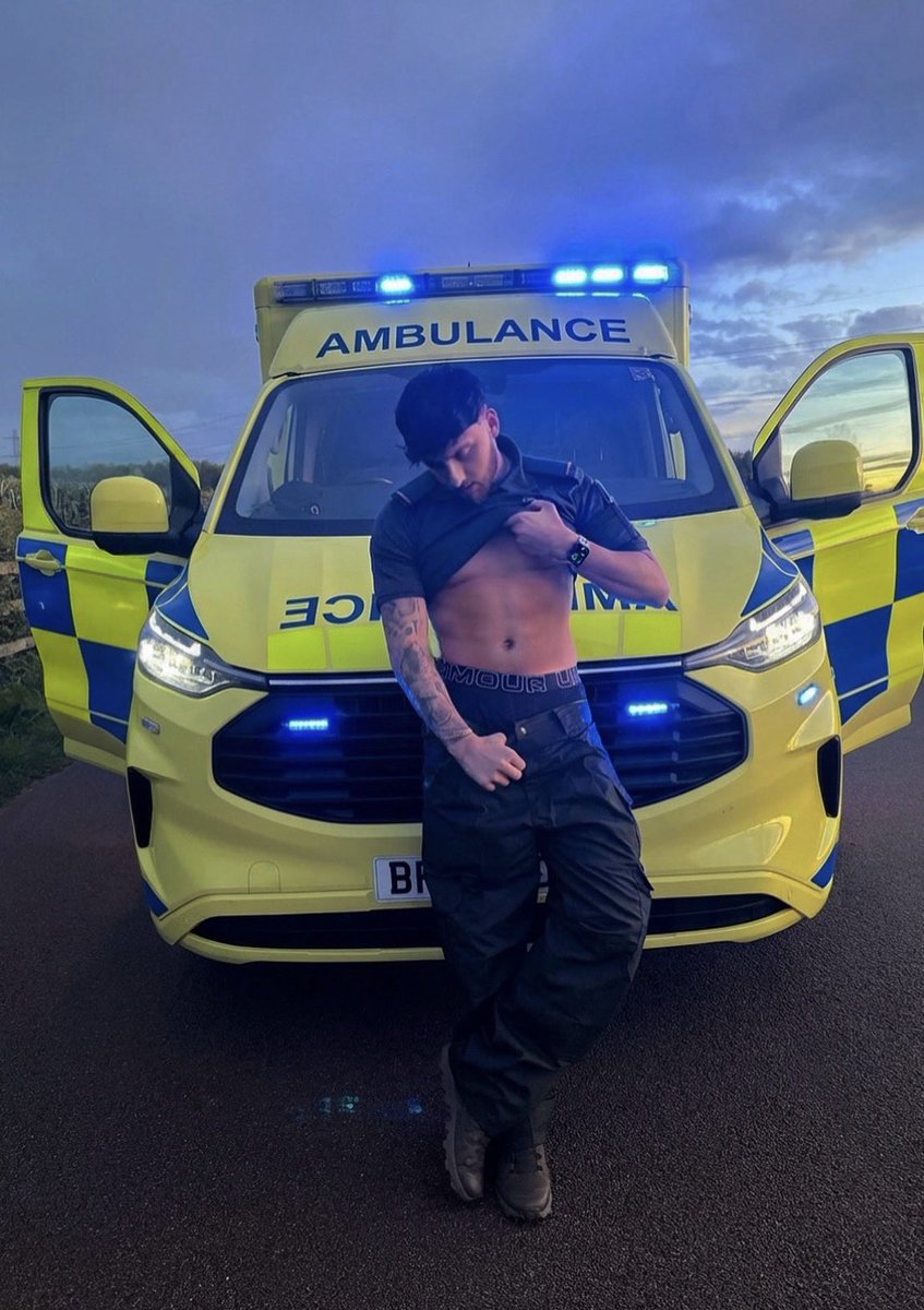konradhawkins's tweet photo. Ambulancier … 😎😛😛 #gayfriendly https://t.co/qCbx4jT7Vv