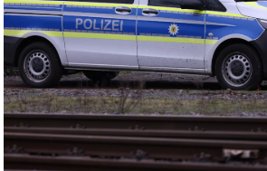 Taykra's tweet image. #Berlin: 19-Jähriger tritt Fahrgästen in S-Bahn brutal ins Gesicht! Unter anderem forderte er die Brille eines Mann (44). Als dieser sich weigerte, hielt sich der Angreifer an einer Stange fest und trat dem Mann mehrfach mit voller Wucht gegen den Kopf.  tag24.de/berlin/brutale…