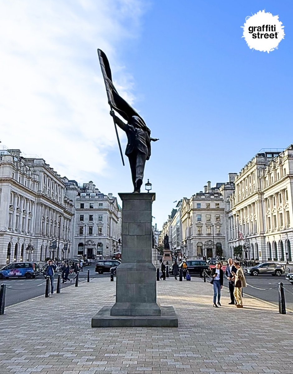 vgutierrezVLC's tweet image. Ojito a esta maravilla de Bansky en una plaza de Londres: un hombre cegado por una bandera a punto de caerse de un pedestal. Se puede colocar más alto pero no más claro. #política #nacionalismo #guerra