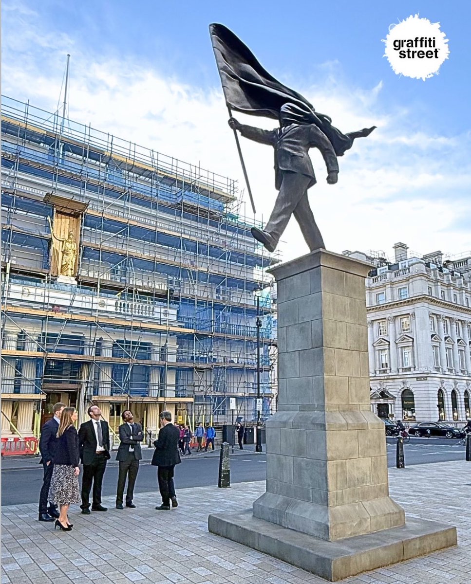 vgutierrezVLC's tweet image. Ojito a esta maravilla de Bansky en una plaza de Londres: un hombre cegado por una bandera a punto de caerse de un pedestal. Se puede colocar más alto pero no más claro. #política #nacionalismo #guerra