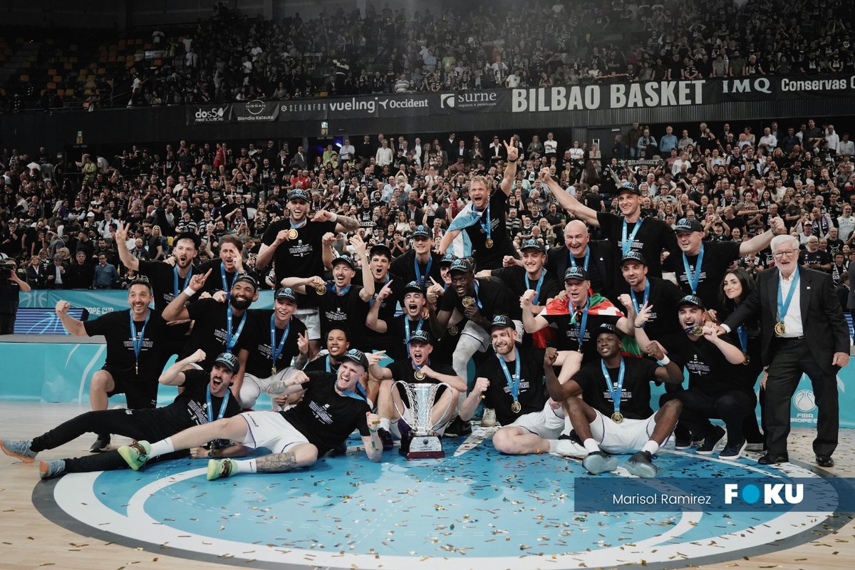 Foku_eus's tweet photo. 🔵 Bilbao Basketek lortutako garaipenak poza eta harrotasuna ekarri zituen zale guztientzat. Kantxan denboraldi guztian zehar egindako lana, tentsioa eta emozioa… partida bukatzearekin batera lehertu zen.

📸 Barrutik bizitako istorioa. #fokuargazkiak https://t.co/GLDCD4qTqA