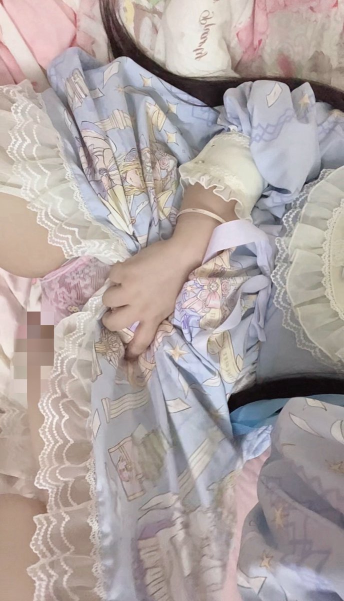 Xuegaoct's tweet image. 胸再长大就要塞不进这条裙子啦o(╯□╰)o
 #bbw #反差 #萝莉 #lolita #巨乳