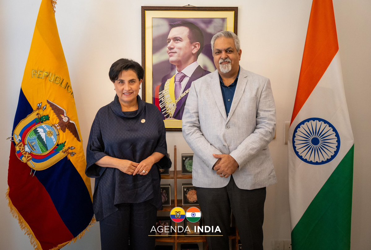 #AgendaIndia 🇪🇨🇮🇳
La Canciller <a href="/gabisommerfeld/">Gabriela Sommerfeld</a> y el director de la Coalición para la Infraestructura Resiliente ante Desastres (CDRI), Amit Prothi, analizaron acciones conjuntas en materia de infraestructura como parte de la gestión de riesgos y los efectos del cambio climático.