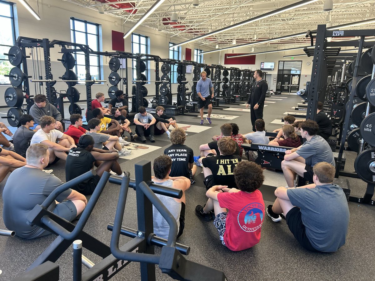 HCWarriorFB's tweet image. Thankful to have ‘22 grad @DostinTyler in town to train and share an encouraging message with our guys.

🚨 Our alumni are a key piece of our program and whenever they can come back a share it’s a valuable experience for our team!

#21Miles