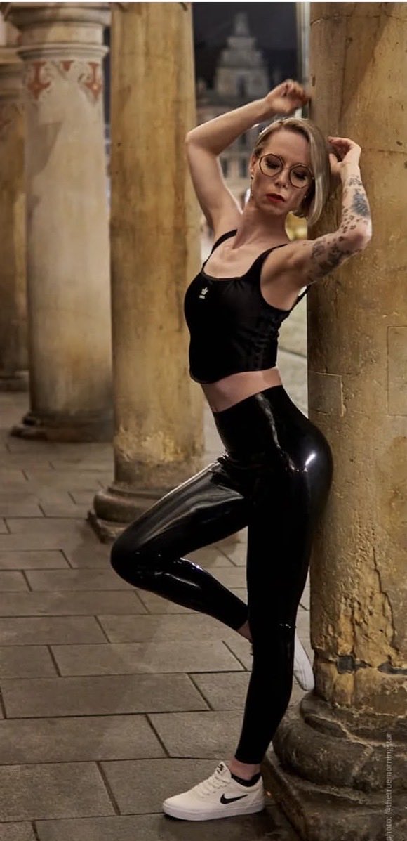 MaggyStinson's tweet photo. #Latexwoman 
Latex woman ❤️💐 https://t.co/nUJti4sJ0f