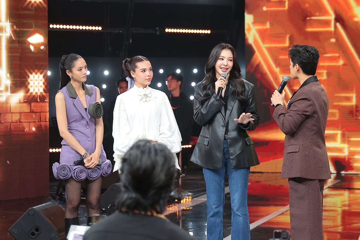 yglseries's tweet photo. ✨️เปิดโมเม้นต์สุดประทับใจ ลูกหมี-ซอนญ่า ในรายการ ร้องข้ามกำแพง The Wall Song นักแสดงจากซีรีส์ Hometown Romance  คุณแฟนบ้านนอก ที่กำลังออนแอร์ทุกวันศุกร์ 22:30 น. ทางช่อง One31 

#TheWallSongxLookmheeSonya
#LMSY #FayePeraya

ส่วนนักร้องหลังกำแพงก็ไม่ใช่คนอื่นคนไกล ฝ้าย พีรญา  นักแสดงดาวรุ่งในวงการ GL ที่ตอนนี้กำลังมีผลงานซีรีส์เรื่อง Broken Of Love หัวใจช้ำรัก ออนแอร์ทุกวันเสาร์ 20:00 ทาง YouTube: Fabel Entertainment นั่นเองค่ะ 

บอกได้เลยว่าโมเม้นต์ตอนเปิดหน้านักร้องตื่นเต้นมาก ซึ่งนอกจากซอนญ่าจะทายถูกแล้ว ยังส่งต่อความประทับใจมายังแฟนๆ ด้วย เมื่อได้เ��อกับนักแสดงยูริที่ชื่น��อบ ที่แฟนๆ ต่างพากันแซวว่าคนเดียวที่น้องซอนยังไม่เจอก็คือพี่ฝ้ายนั้นเอง วันนี้คอมพลีทแล้วนะ 🥹

📸 cr ภาพ : รายการร้องข้ามกำแพง ช่อง Workpoint 23 วันที่ 30 เม.ย. 69