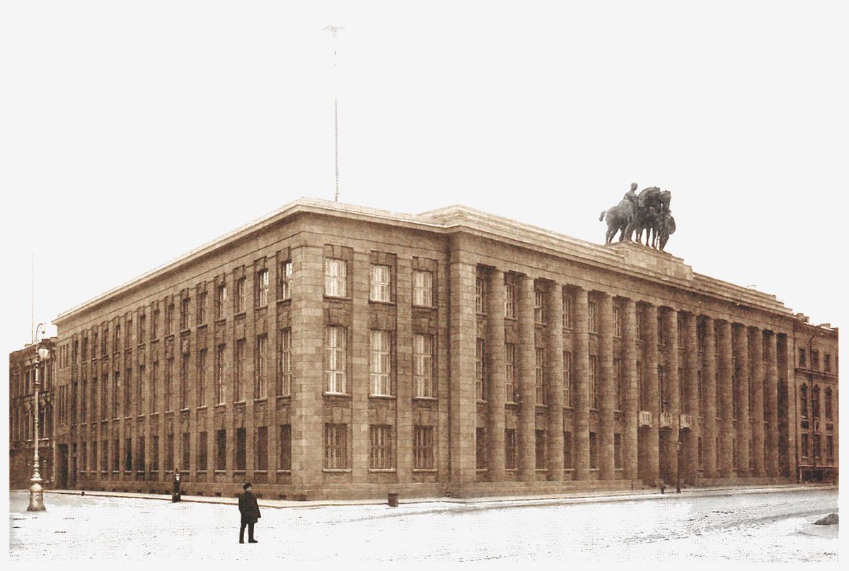 Annartwitch's tweet image. 👁Not everyone knows that the German modernist Ludwig Mies van der Rohe worked in Saint Petersburg early in his career. He supervised the construction of the German Embassy building (designed by Peter Behrens). Quite a neoclassical beginning. 1911–1913. #architecture