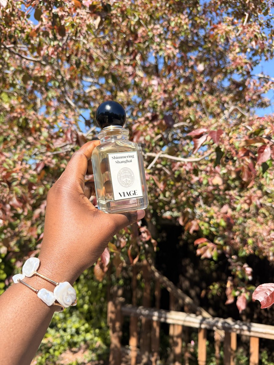 zaitum_'s tweet photo. Shimmering Shanghai by viage brings the alluring florals , refreshing fruits , grounding earthy notes and incense anchoring needed for the rebirth of spring
#viage #viageperfumes #shimmeringshanghai #sotd https://t.co/DQJeA5JzoJ