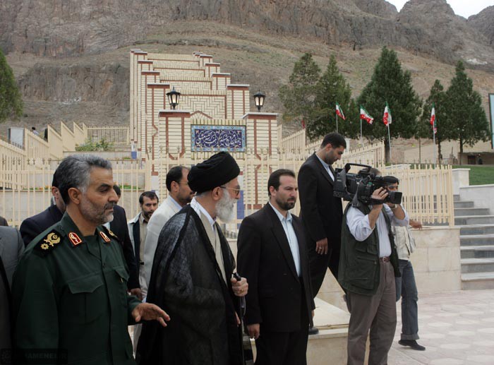 fatemehosna1103's tweet photo. ۱۱اردیبهشت‌ماه؛ سالروز سفر پرخیر و برکت حضرت آیت‌الله خامنه‌ای به استان کرمان در سال ۱۳۸۴. سفری که نقطه عطفی در تاریخ توس��ه و همدلیِ دیار کریمان بود.
#جان_کرمان https://t.co/SKquuWvMka