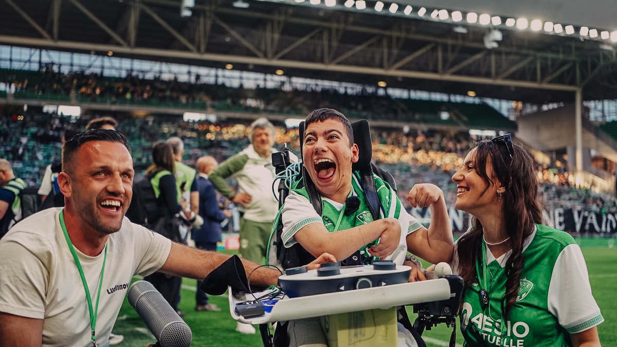 ASSECoeurVert's tweet photo. 38 000 voix, un seul moment, une émotion immense 💚
Helin a fait vibrer le Chaudron en interprétant « Allez les Verts » grâce au Maestro🎶

Une première dans le football français.
Une victoire pour l’inclusion. https://t.co/1qAKuWakhA