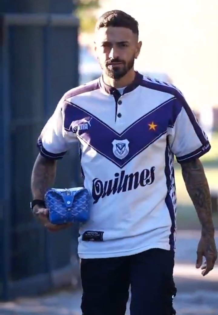 la camiseta esta tendría que haber quedado como diseño permanente, onda que esté prohibido diseñar una distinta, que sea esa para siempre, y creo que nadie se opondría