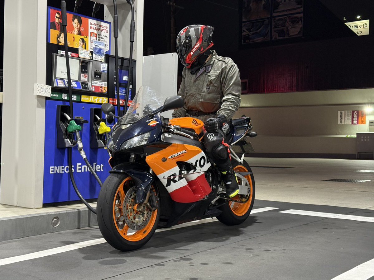 shoun_cBr's tweet image. 撮ってもらった！！
昨日はつなぎだけやと寒かったから上から服着てカバー

 #CBR1000RR #SC57  #HONDA  #bikephotography  #bikelife