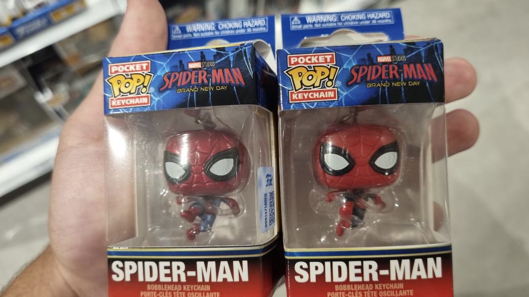 DisTrackers's tweet image. First look at Metallic Spider-Man Brand New Day Pocket Pop Keychain! Most likely exclusive to Hot Topic/BoxLunch.
.
Credit @enzobfantini
#Marvel #SpiderMan #SpiderManBrandNewDay #Funko #FunkoPop