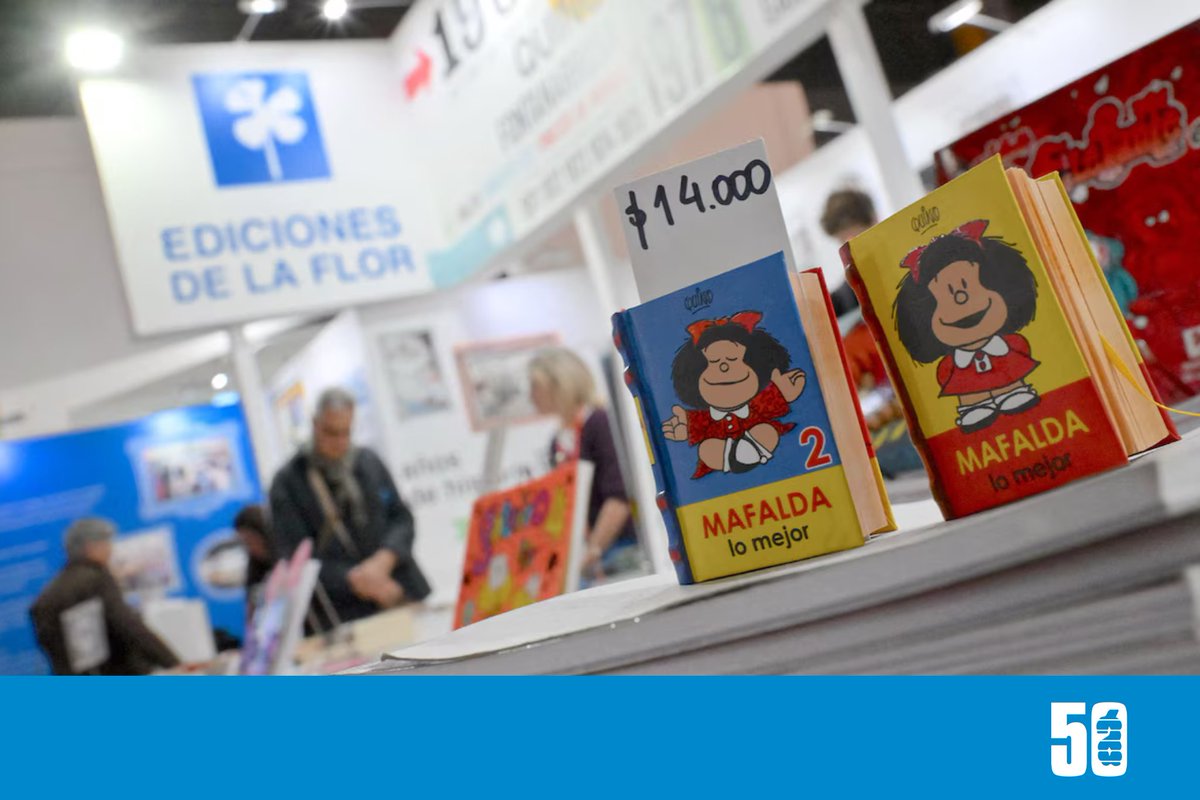 Ambitocom's tweet photo. CIERRA EDICIONES DE LA FLOR, EL SELLO EMBLEMÁTICO QUE PUBLICÓ MAFALDA DURANTE MÁS DE 50 AÑOS

La editorial argentina Ediciones de la Flor anunció su cierre tras más de 60 años de actividad, comunicó la decisión mediante un cartel en la Feria del Libro de Buenos Aires y confirmó que dejará de operar luego de verse afectada por la pérdida de obras clave y el impacto de cambios económicos y tecnológicos.

El final del sello no fue difundido a través de canales formales ni redes sociales, sino mediante un mensaje exhibido en su stand en la 50ª Feria Internacional del Libro. Allí, la editorial informó: “Es nuestra última feria, y nuestro último año de actividad”.

➡️ Conocé más en https://t.co/QyUO5AXB4S