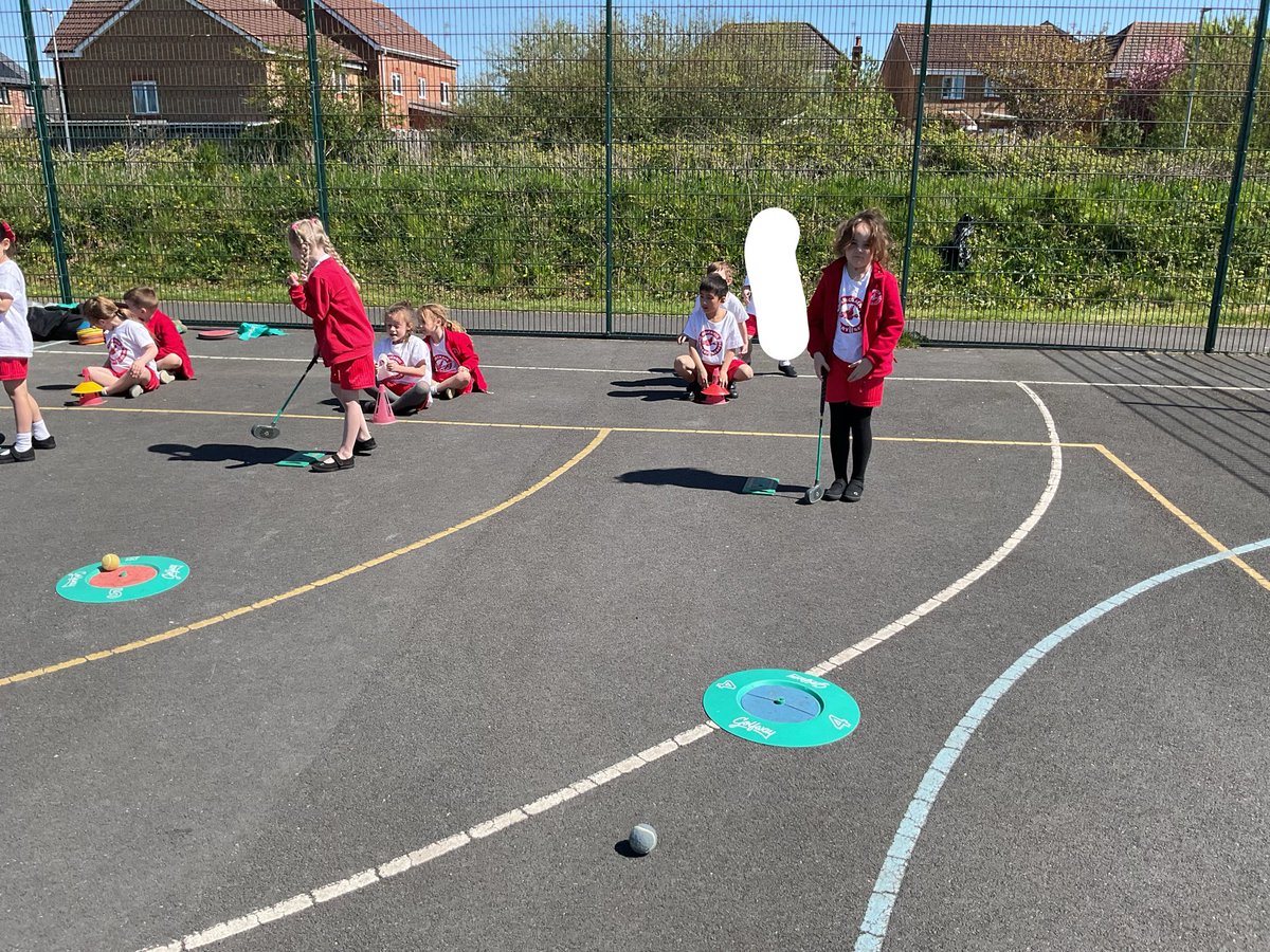 KincraigYear2's tweet image. It was so love,y to do golf this week outside in the sunshine #PE