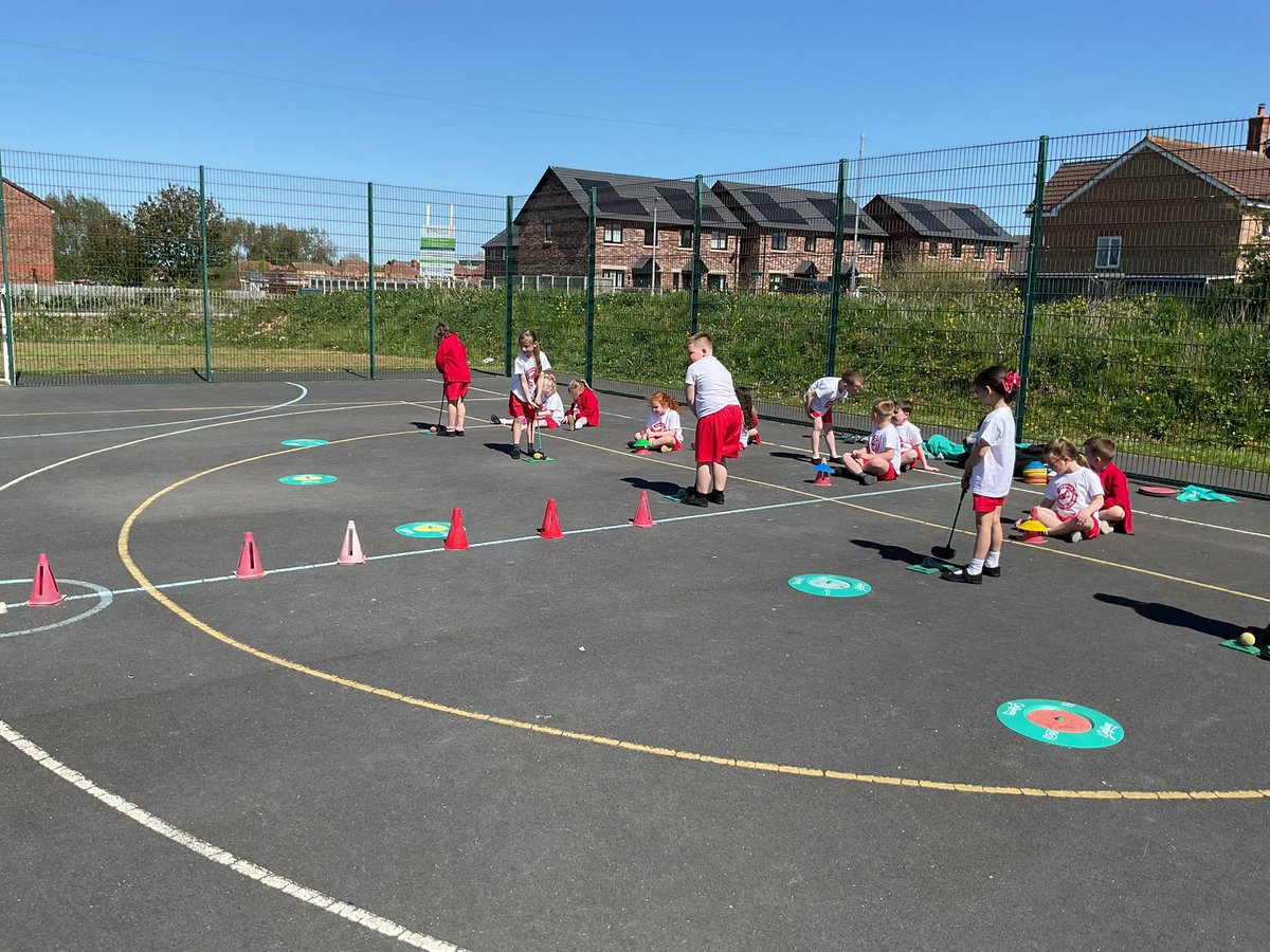 KincraigYear2's tweet image. It was so love,y to do golf this week outside in the sunshine #PE