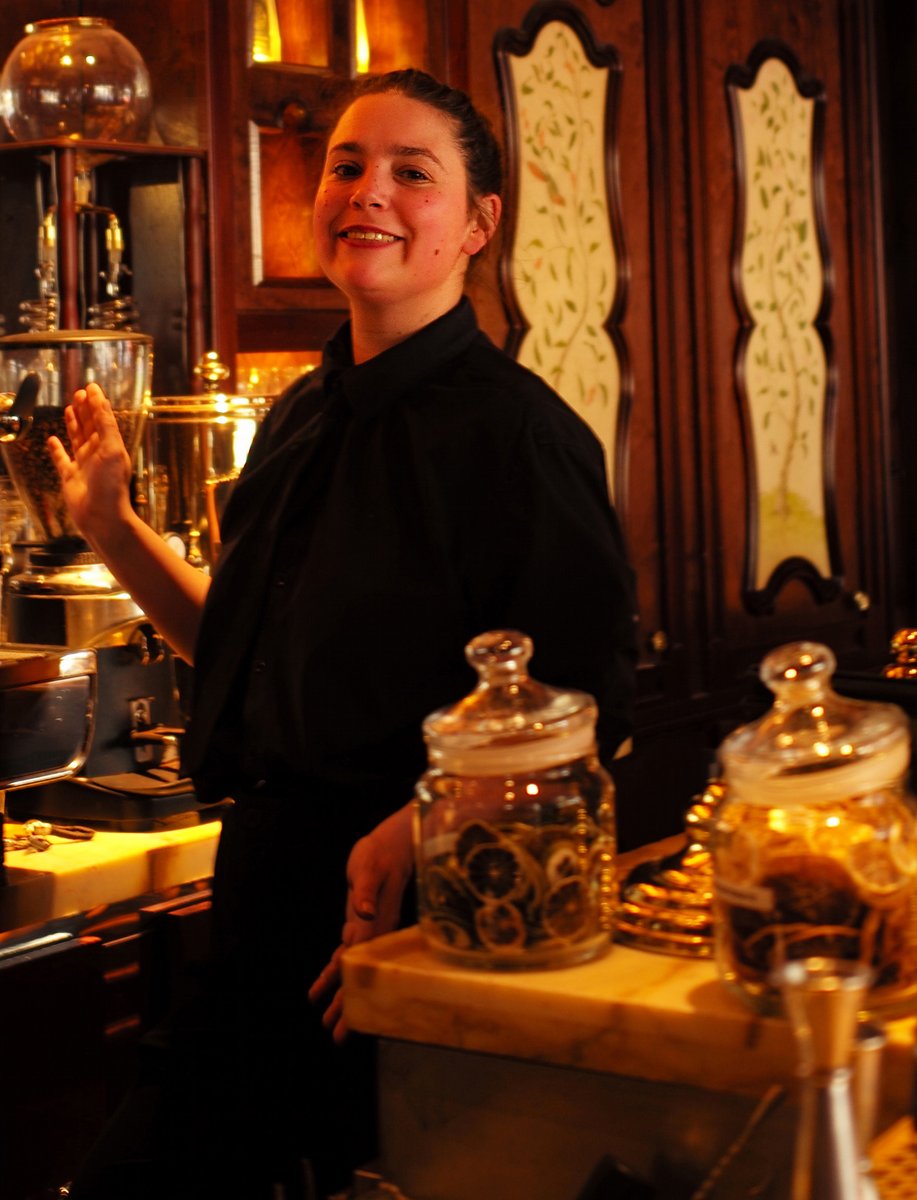 jpquinonero's tweet image. #parisina #parisienne #barman #barwomen #café #retaurante #París #streetphotography #photographie #fotografía #Leica / Barwoman del café / restaurante más antiguo de París, el Procope … unatemporadaenelinfierno.net/2026/04/30/bar… .