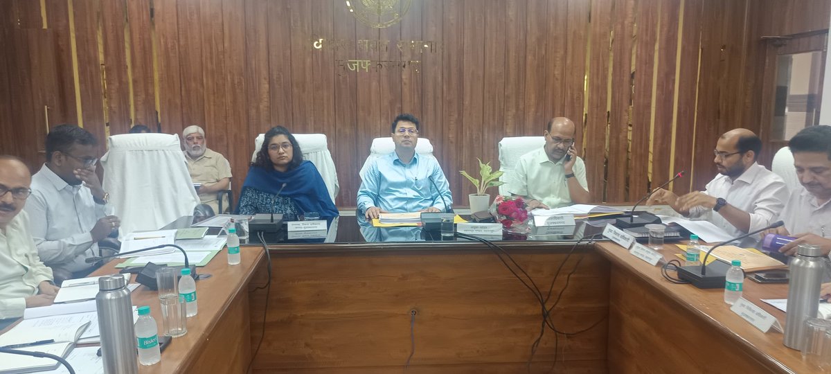 cdomzn's tweet photo. विकास कार्यों की समीक्षा को लेकर महत्वपूर्ण बैठक! दिनांक 29 अप्रैल 2026 को विकास भवन सभागार, में नोडल अधिकारी एवं आयुक्त महोदय सहारनपुर मंडल की अध्यक्षता में सीएम डैशबोर्ड एवं जनपद में संचालित विकास/निर्माण कार्यों की समीक्षा बैठक सम्पन्न हुई।

मुख्य बिंदु:
✅ B,C एवं D श्रेणी वाले विभागों को रैंकिंग सुधारने के निर्देश
✅ विलंबित परियोजनाओं को शीघ्र पूर्ण करने पर जोर
✅ निर्माण कार्यों में उच्च गुणवत्ता सुनिश्चित करने के निर्देश
✅ फैमिली आईडी, गन्ना भुगतान, शिक्षा, स्वास्थ्य सहित विभिन्न विभागों की समीक्षा

बेहतर प्रदर्शन और समयबद्ध कार्य—प्रशासन की प्राथमिकता।

#Muzaffarnagar #CMDashboard #ReviewMeeting #GoodGovernance #UPGovt @UpRuralDev