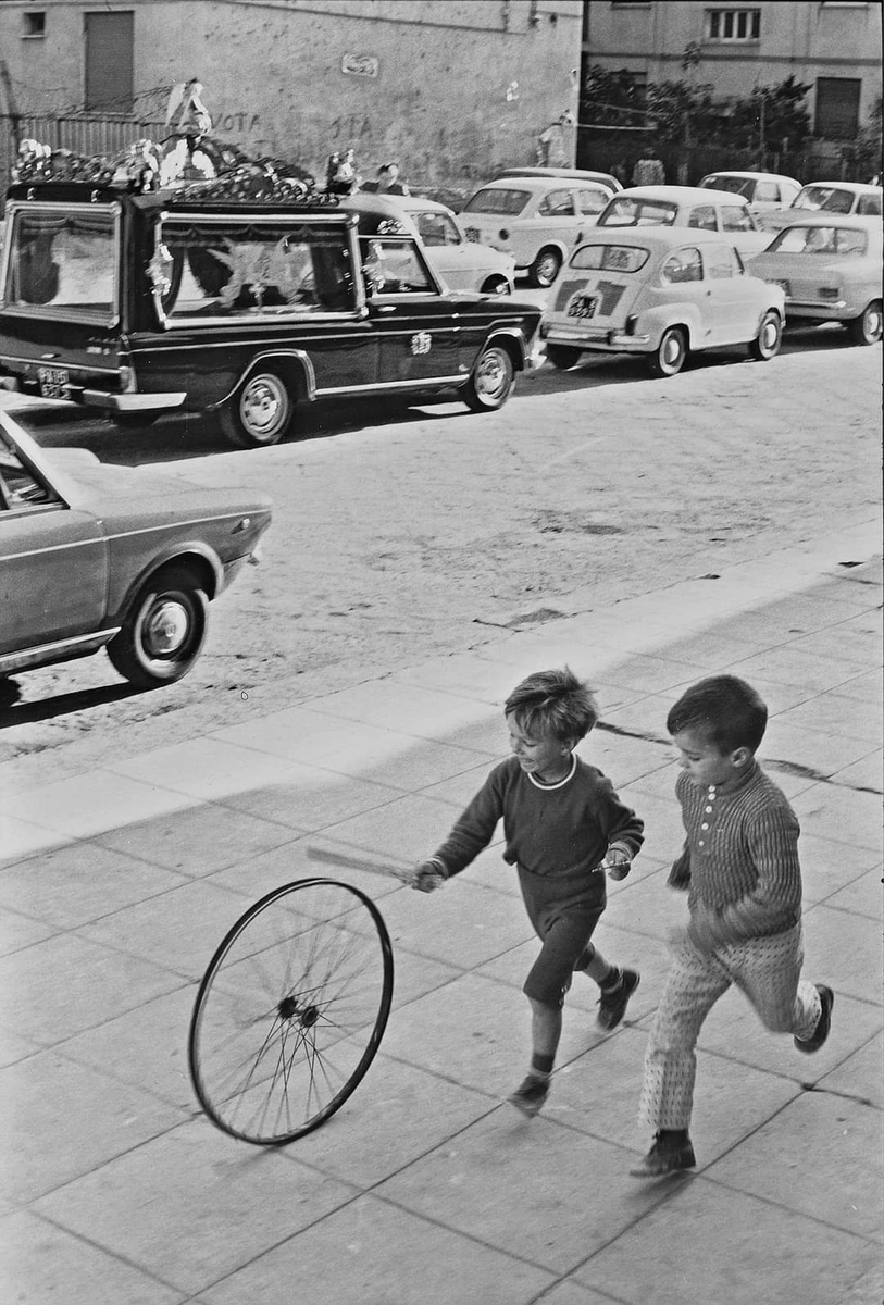 eyeonaxis's tweet photo. The Wheel of Life. Palermo, Sicily, Italy, 1971 by Henri Cartier-Bresson https://t.co/iga4OCHISK