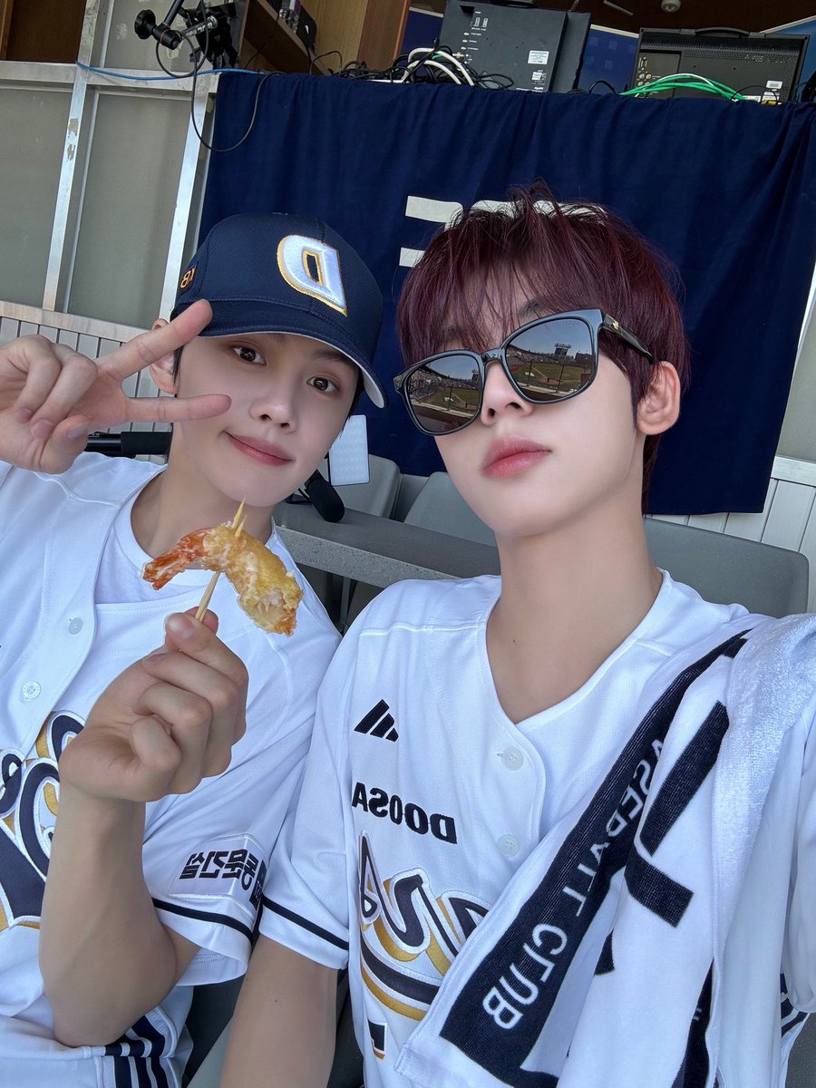 AND2BLE_YUJIN's tweet photo. 규빈형이랑 야구 타임 ⚾️

#HANYUJIN #한유진 #ハンユジン #韓維辰 #AND2BLE #앤더블 https://t.co/mdtp65jv4L