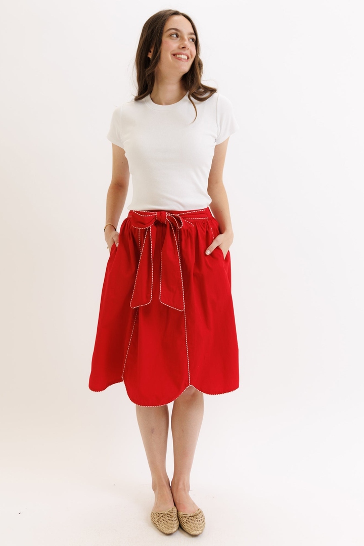 amomentofnow's tweet image. Meet your new warm-weather staple: the Madrid Skirt in True Red. A-line, scalloped hem, front tie, and pockets! Style with a blouse or tee. Try it at amomentofnow.com/products/madri… #Red Madrid Skirt #Downeast Fashion #A Line Skirt #Midi Skirt #Scalloped Hem