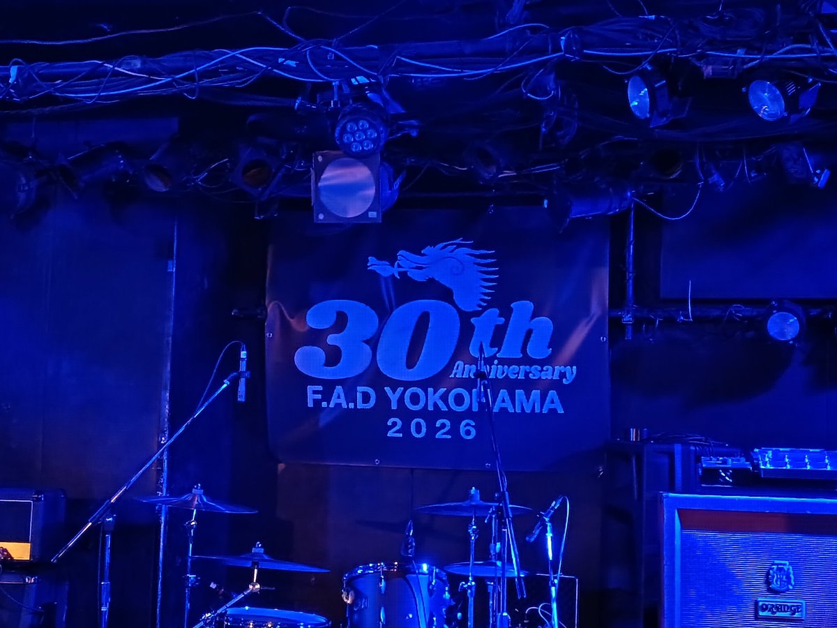 Infinitymusic19's tweet photo. THE SUN ALSO RISESの 400回記念！！いつも面白い対バンで最高。

欽也さんと写真も撮ってもらえたし！
bachoの音の厚みとシャウトが凄い。OATもbachoと同じくらい拳突き上げてた。

#FAD
#bacho
#OVERARMTHROW https://t.co/LX8AYA3LFh